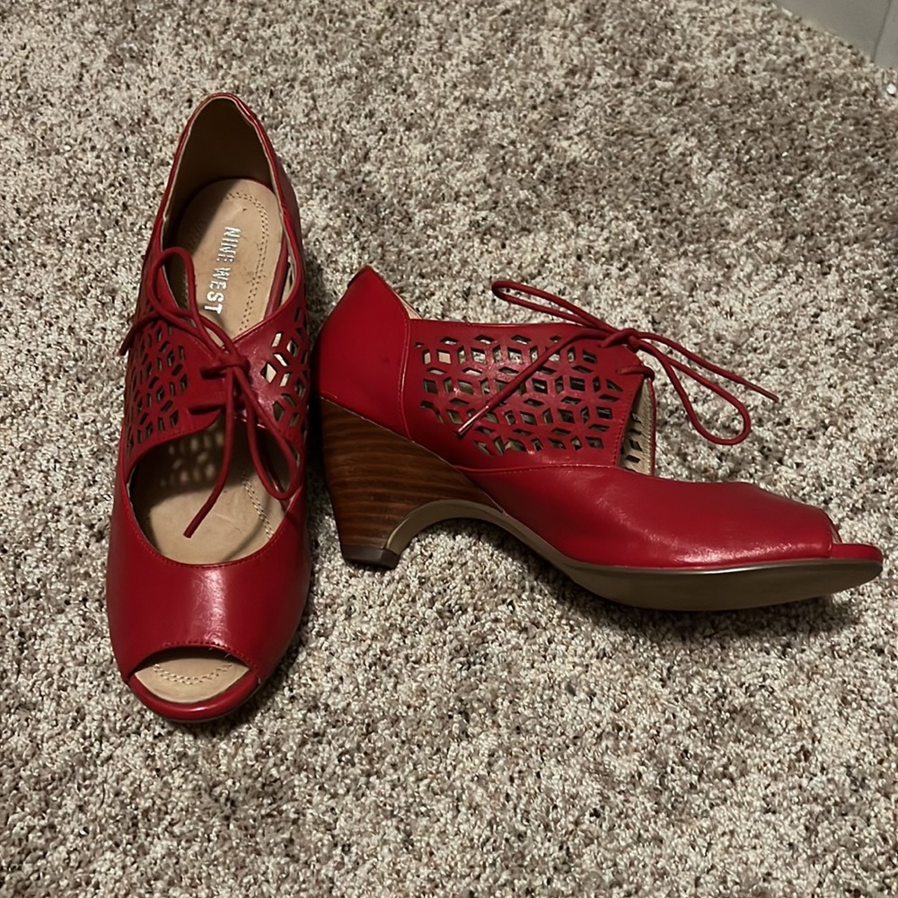 Nine West size 8M red peep toe heal - Picture 2 of 3